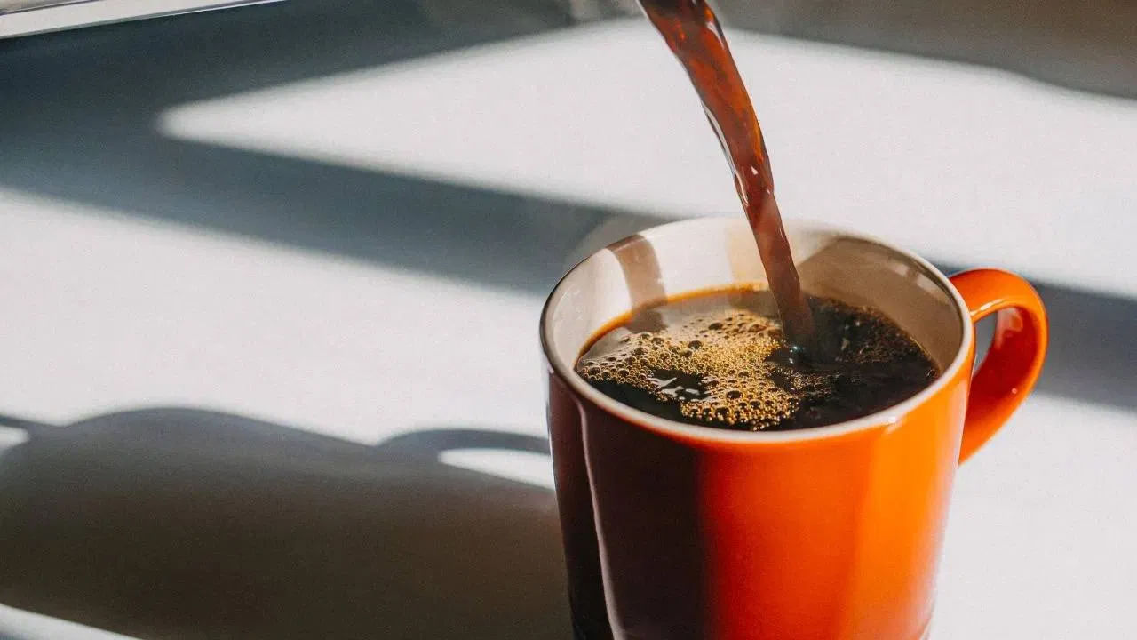 కాఫీ, పసుపు కలిపి తాగడం వల్ల రోగనిరోధక శక్తి పెరుగుతుంది. ముఖ్యంగా ఖాళీ కడుపుతో కాఫీ తాగకూడదని ఆరోగ్య నిపుణులు చెబుతుంటారు. మీరు కాఫీలో పసుపు కలిపి ఉదయం వేళల్లో ఖాళీ కడుపుతో తాగితే ఎలాంటి దుష్ర్ఫభావాలు ఉండవు. అది ఖచ్చితంగా ప్రయోజనకరంగా ఉంటుంది.