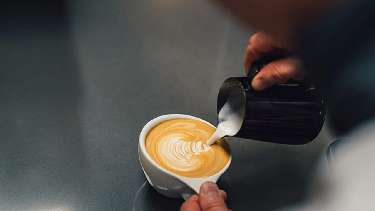 తయారు చేయు విధానం :ముందుగా ఒక పాన్ తీసుకోవాలి. అందులో కాఫీ, పొడి, చక్కెర , వన్ టీస్పూన్ నీరు పోసి మొత్తం కలిసే విధంగా కలుపుకోవాలి. ఆ తర్వాత గ్యాస్ ఆన్ చేసి, స్టవ్ పై వేరొక ప్యాన్ పెట్టాలి. అందులో పాలు పోసి మరిగించాలి. పాలు కాస్త మరిగిన తర్వాత అందులో కోకో పౌడర్, దాల్చిన చెక్క వేసి కలుపుకోవాలి.