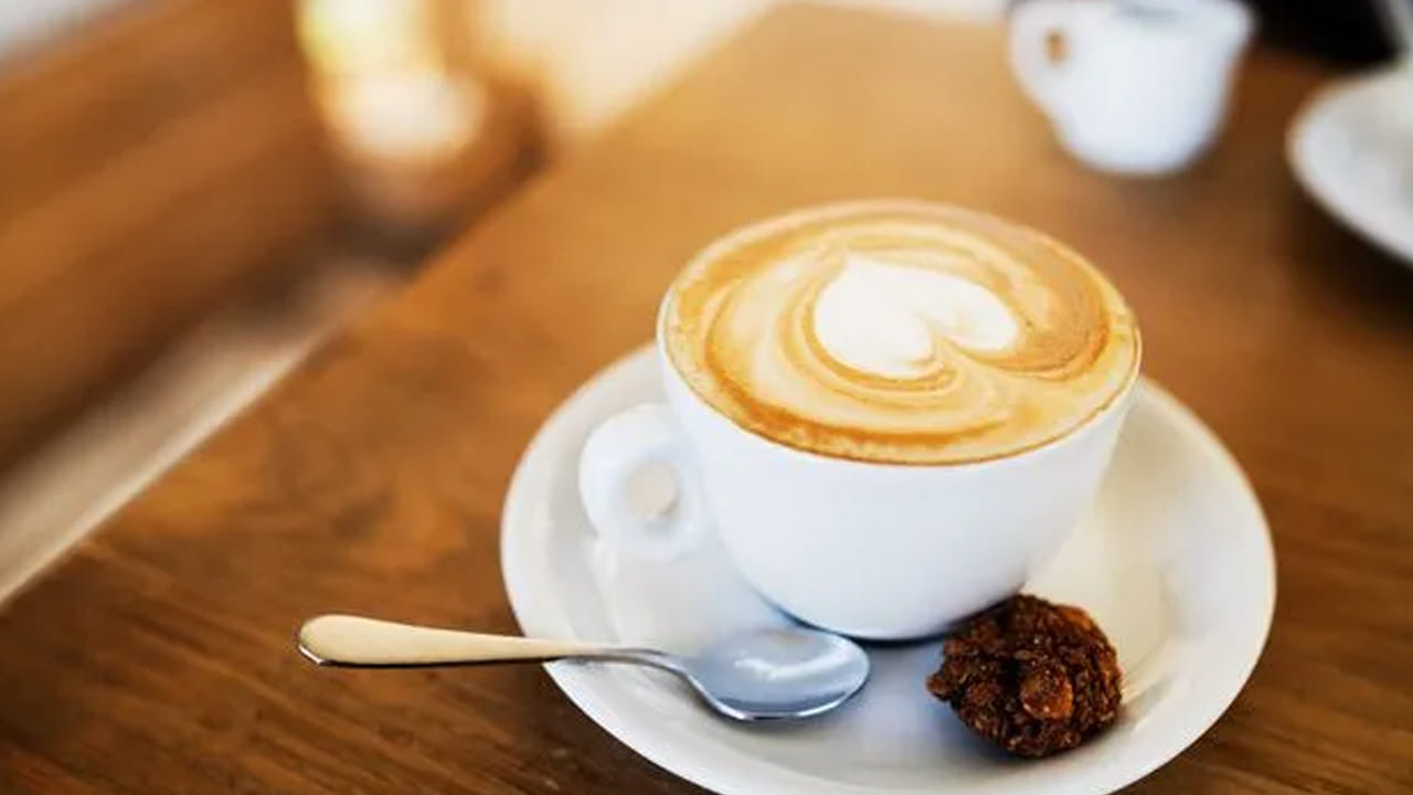 రోజుకు కనీసం రెండుసార్లు టీ లేదా కాఫీ తాగడం మంచిది. అంతకంటే ఎక్కువ తాగడం డేంజర్‌. బరువు తగ్గాలని ప్రయత్నిస్తున్న వారు టీ, కాఫీ తాగడం పూర్తిగా మానేయాలి. 