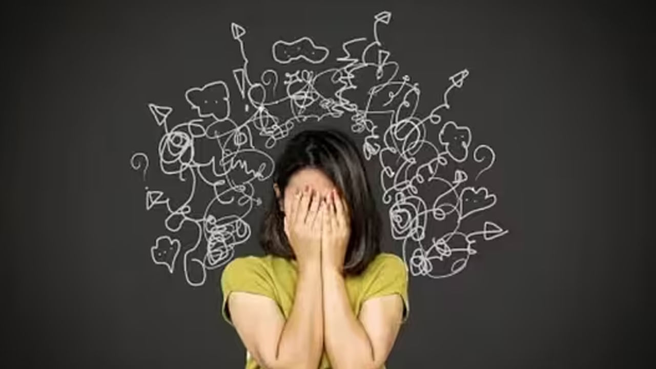 నిరంతరం ఒత్తిడి: ప్రస్తుత బిజీలైఫ్‌, జాబ్ టెన్షన్‌తో చాలా మంది ఒత్తిడికి గురవుతున్నారు. మీ శరీరంలోని ఒత్తిడి హార్మోన్ (కార్టిసాల్) రక్తంలో చక్కెరను పెంచుతుంది. ఈ దీర్ఘకాలిక ఒత్తిడి మీ మధుమేహ ప్రమాదాన్ని చాలా రెట్లు పెంచుతుంది. 