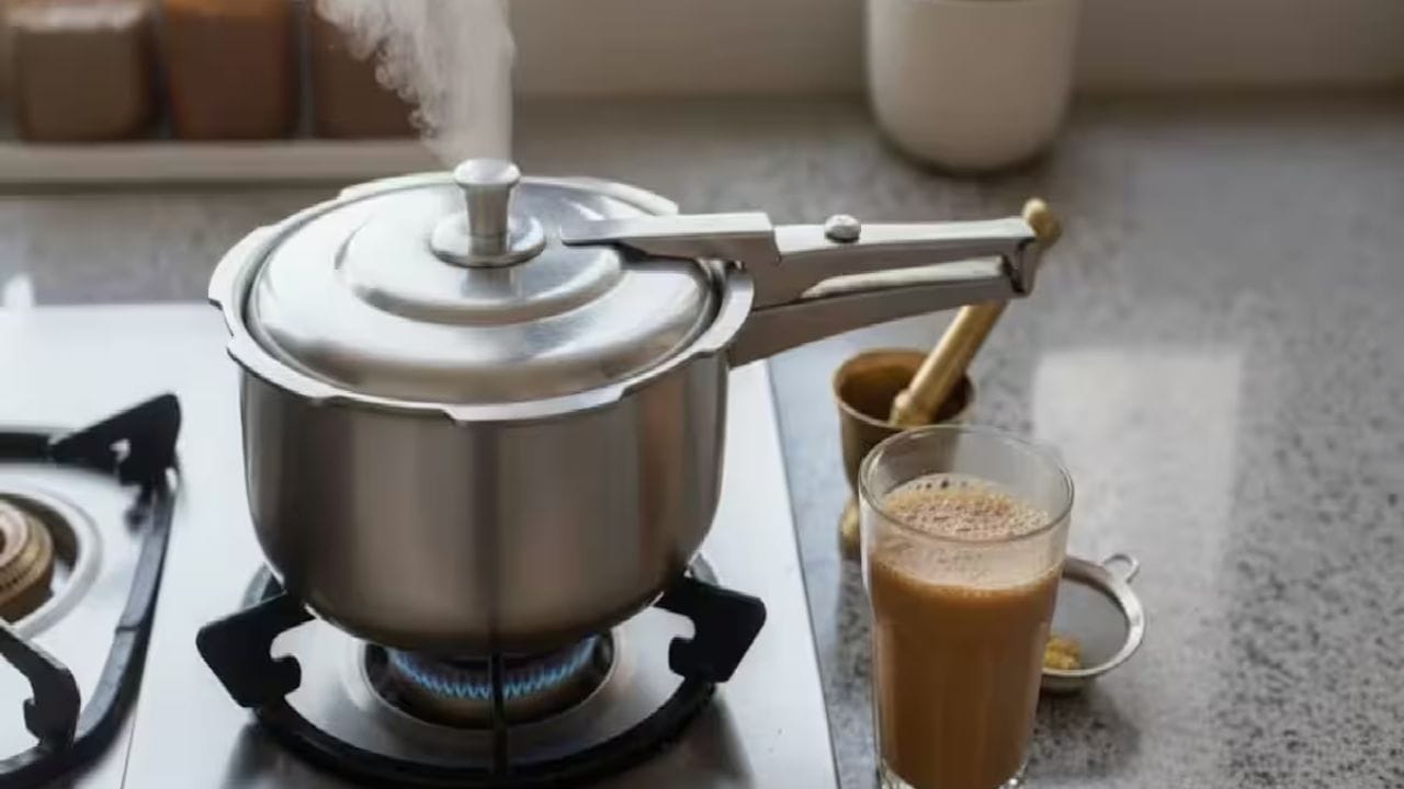 Viral: ప్రెషర్ కుక్కర్లో ఎప్పుడైనా టీ పెట్టారా ? సోషల్ మీడియాను షేక్ చేసిన వీడియో!