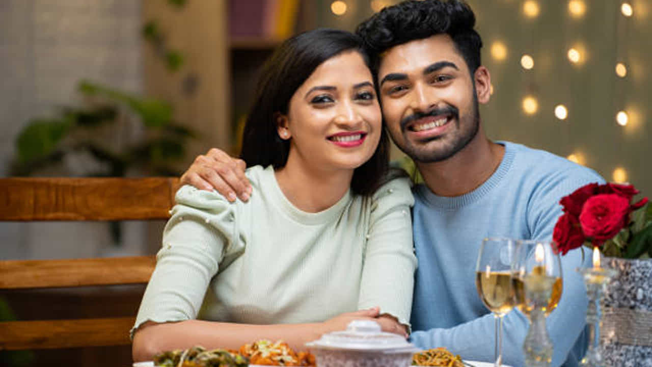 అలాగే వీరు నమ్మిన వారితో ఉన్న బంధాల్లో కూడా ఎప్పుడు నిజాయితీగా ఉంటారు. పెళ్లి చేసుకుంటే మంచి భార్యలుగా కూడా ప్రశంసించబడుతూ ఉంటారని న్యూమరాలజీ చెబుతుంది. 2, 11, 20 తేదీల్లో జన్మించిన స్త్రీలు మంచి భార్యగా కూడా పేరు తెచ్చుకుంటారు. వీళ్లను పెళ్లి చేసుకున్న భర్తలు అదృష్ట వంతులు అనే చెప్పాలి.