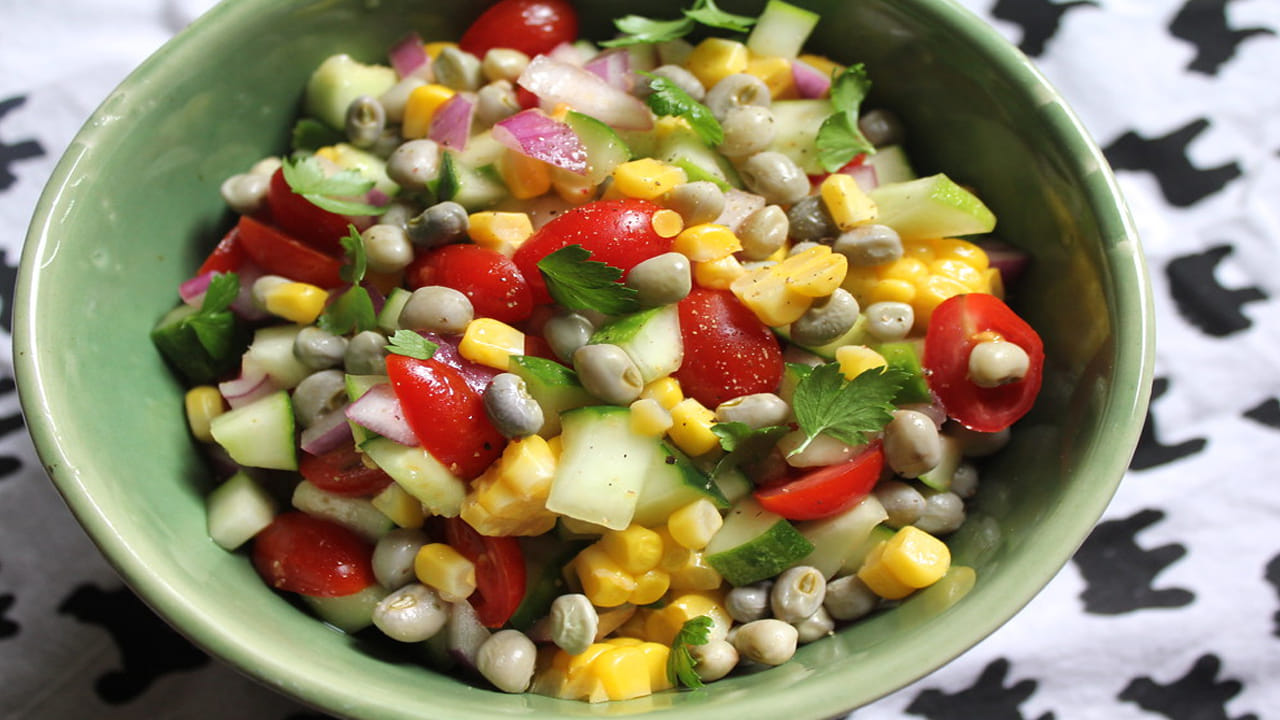 బొబ్బర్లలోని ఫైబర్ పేగులను ఆరోగ్యంగా ఉంచుతుంది. గ్యాస్, ఎసిడిటీ వంటి జీర్ణ సమస్యలు రాకుండా కాపాడుతుంది. తద్వారా జీర్ణశక్తిని ఆరోగ్యంగా ఉంచుకోవచ్చు.
బొబ్బర్లలో కేలరీలు తక్కువగా, ఫైబర్ ఎక్కువగా ఉంటాయి. ఇవి తినడం ద్వారా ఎక్కువసేపు ఆకలి వేయదు. దీంతో బరువు తగ్గుతారు. కొవ్వు కూడా కరిగిపోతుంది.