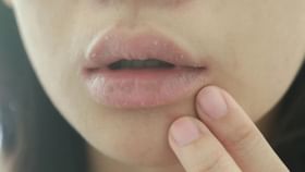 చలికాలంలో పెదవులు పగలడానికి కారణం ఏంటో తెలుసా?