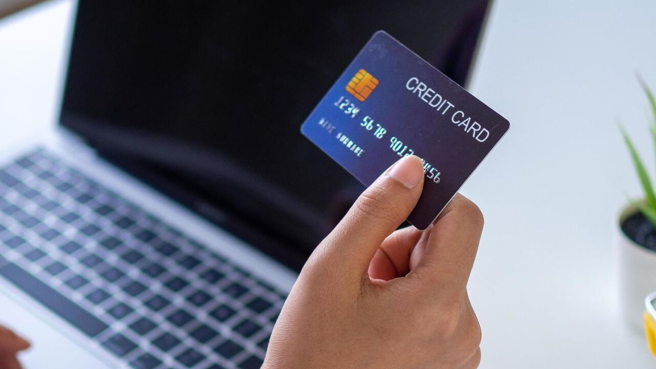 Credit Card: ఈ రోజుల్లో క్రెడిట్ కార్డులు వాడేవారు చాలా మందే ఉన్నారు. బ్యాంకులు కూడా సులభంగా క్రెడిట్ కార్డులను జారీ చేస్తున్నాయి. ఒకప్పుడు కార్డు జారీ చేయాలంటే ఎంతో ప్రాసెస్ ఉండేది. పూర్తిగా ఎంక్వేరీ చేసిన తర్వాతే కార్డు జారీ చేసేవి బ్యాంకులు. అందుకు సమయం కూడా పట్టేది. కానీ ఇప్పుడు డిజిటల్ యుగంలో క్రెడిట్ కార్డులను సులభంగా జారీ చేస్తున్నాయి. కేవలం ఫోన్ల ద్వారానే వివరాలు పూర్తి చేసి కార్డులను అందిస్తున్నాయి. అయితే క్రెడిట్ కార్డు వాడకంలో అవగాహన ఉండటం తప్పనిసరి లేకుంటే అప్పుడు ఊబిలో కూరుకుపోయే ప్రమాదం ఉంది.