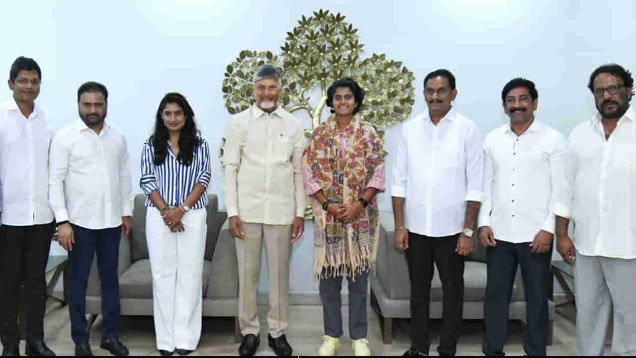 Andhra: మహిళా క్రికెటర్ శ్రీచరణికి భారీ నజరానా ప్రకటించిన ఏపీ సర్కార్.. రూ.2.5 కోట్ల నగదుతో పాటు