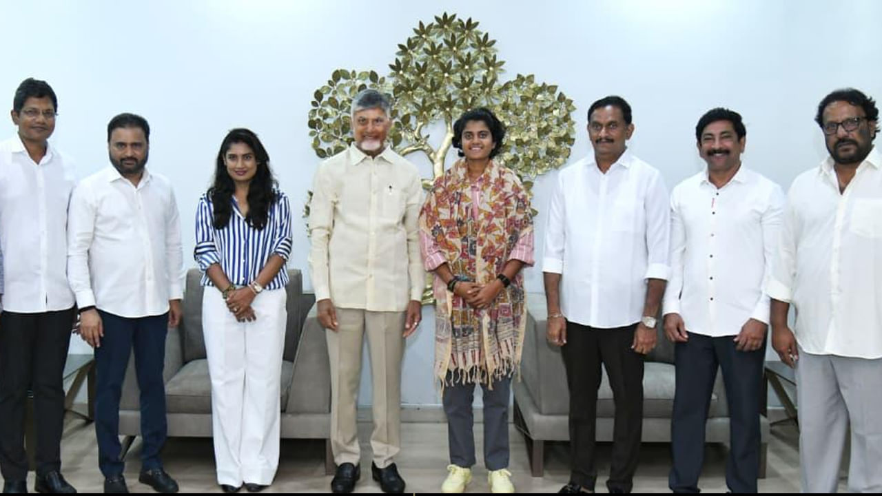 Andhra: మహిళా క్రికెటర్ శ్రీచరణికి భారీ నజరానా ప్రకటించిన ఏపీ సర్కార్.. రూ.2.5 కోట్ల నగదుతో పాటు
