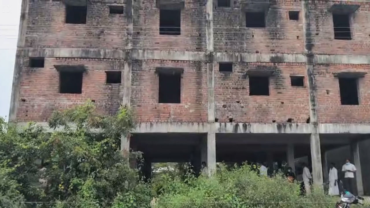 Andhra: అపార్ట్‌మెంట్ నుంచి తీవ్రమైన దుర్వాసన.. అక్కడికి వెళ్లి చూడగా.. నమ్మించి ఎంత పని చేశార్రా..