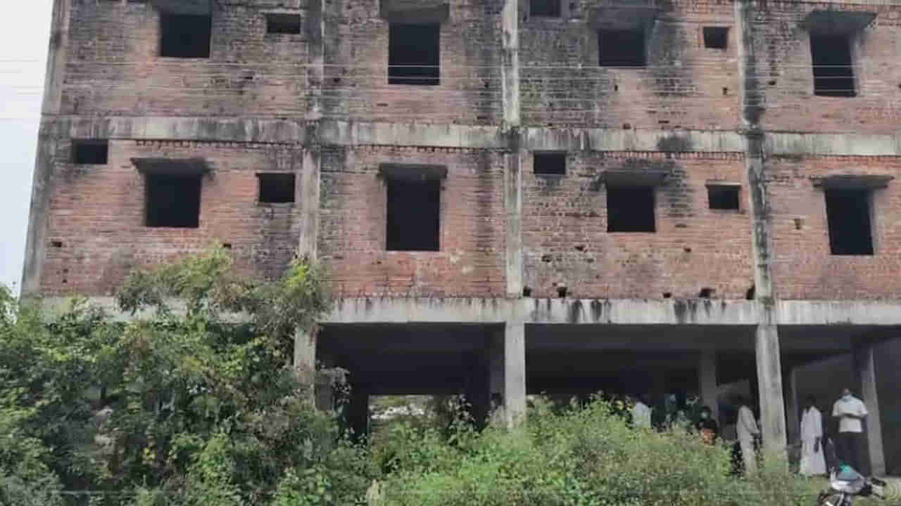 Andhra: అపార్ట్మెంట్ నుంచి తీవ్రమైన దుర్వాసన.. అక్కడికి వెళ్లి చూడగా.. నమ్మించి ఎంత పని చేశార్రా..