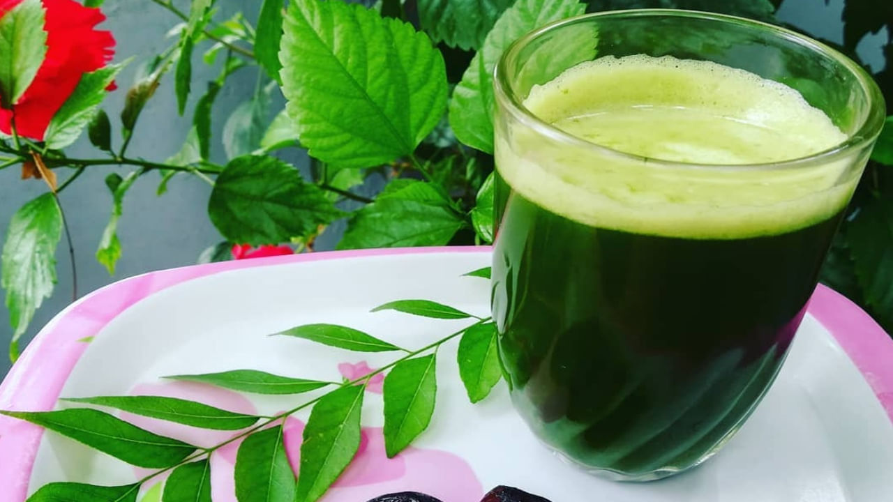 కరివేపాకు జ్యూస్ వల్ల అనేక ఆరోగ్య ప్రయోజనాలు ఉన్నాయని పోషకాహార నిపుణులు చెబుతున్నారు. ఖాళీ కడుపుతో.. కరివేపాకు జ్యూస్ తాగితే శరీరంలో ఎన్నో మార్పులు జరుగుతాయని అంటున్నారు. 10 కరివేపాకు ఆకులను గోరు వెచ్చని నీటిలో వేసి గ్రైండ్ చేసి.. ఉదయాన్నే తాగాలి. దీని వల్ల బరువు సులభంగా తగ్గుతారు. 
