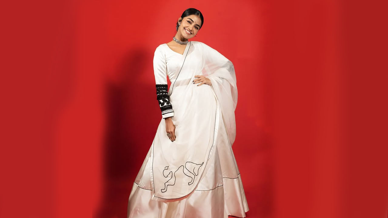 18 ఫిబ్రవరి 1996న కేరళ రాష్ట్రంలోని త్రిసూర్ జిల్లా ఇరింజలకుడాలో జన్మించింది అందాల భామ అనుపమ పరమేశ్వరన్. పరమేశ్వరన్ ఎరెక్కత్, సునీత పరమేశ్వరన్ దంపతులు ఈ వయ్యారి తల్లిదండ్రులు. ఆమెకు అక్షయ్ అనే ఒక తమ్ముడు కూడా ఉన్నాడు. కేరళలోని ఇరింజలకుడాలో డాన్ బాస్కో హయ్యర్ సెకండరీ స్కూల్ లో పాఠశాల విద్యను అభ్యసించింది ఈ ముద్దుగుమ్మ. కొట్టాయంలోని CMS కళాశాలలో కమ్యూనికేటివ్ ఇంగ్లీష్‌ల గ్రాడ్యుయేషన్ చేస్తున్న సమయంలో సినిమా ఛాన్స్ రావడంతో దీన్ని మధ్యలో వదిలేసింది.