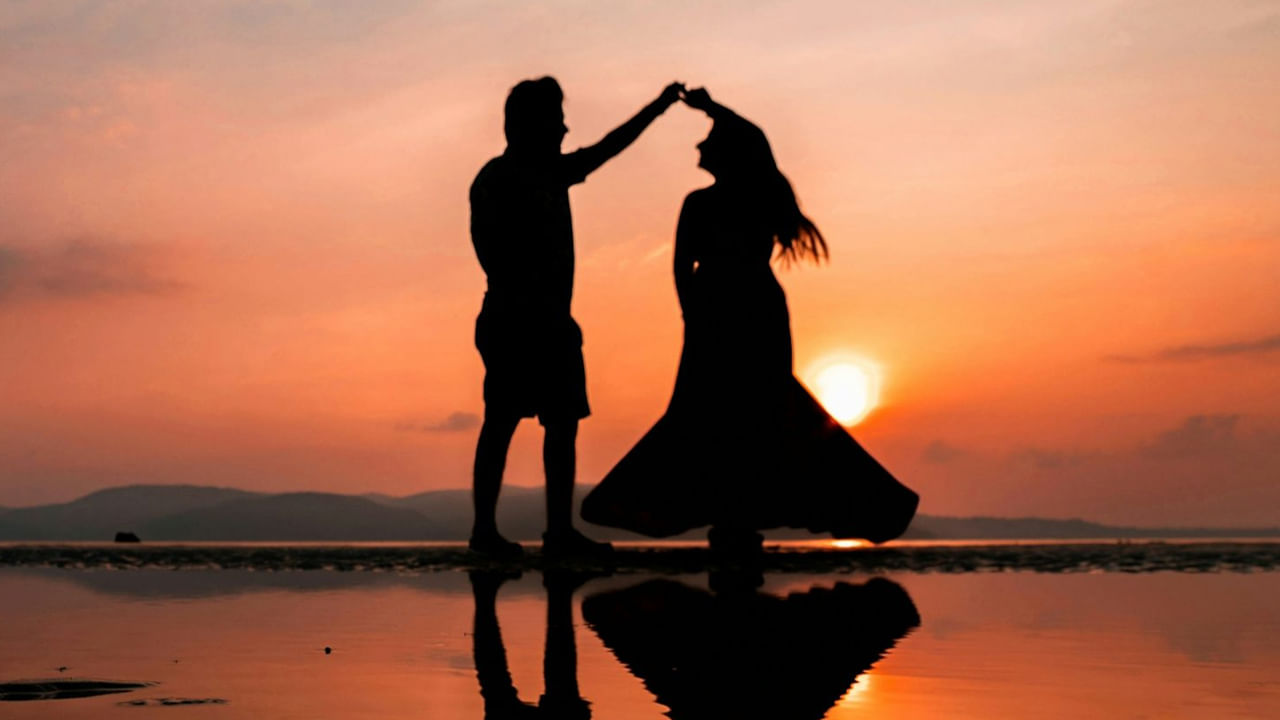 వ్యక్తిగత రహస్యాలను రక్షించడం:  ప్రతి జంటకు వారి స్వంత వ్యక్తిగత రహస్యాలు ఉంటాయి. ఈ రహస్యాలను కాపాడుకోవడం చాలా ముఖ్యం అని చాణక్యుడు చెబుతున్నాడు. భార్యాభర్తలు తమ వ్యక్తిగత లేదా సన్నిహిత విషయాలను మూడవ వ్యక్తి, స్నేహితులు లేదా బంధువులతో ఎప్పుడూ పంచుకోకూడదు. రహస్యాలను పంచుకోవడం వల్ల నమ్మకం కోల్పోయే అవకాశం ఉంది. రహస్యాలను కాపాడుకోవడం వల్ల సంబంధంలో బలం, నమ్మకం పెరుగుతుంది. ఇది సంతోషకరమైన వైవాహిక జీవితానికి పునాది.