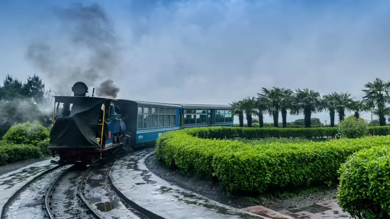 డార్జిలింగ్ హిమాలయన్ రైల్వే (టాయ్ ట్రైన్): ఆవిరితో కూడిన టీ, మంచుతో కూడిన ఉదయాలు ఇవి కాంచన్‌జంగా  అందమైన దృశ్యశాలు. న్యూ జల్పైగురి నుండి డార్జిలింగ్ వరకు సాగే ఈ ప్రయాణం ప్రకృతి ప్రేమికుల స్వర్గదామమనే చెప్పాలి. బటాసియా లూప్‌లో కనిపించే హిమాలయ దృశ్యాలు ప్రతి ఒక్కరినీ కట్టిపడేస్తాయి.