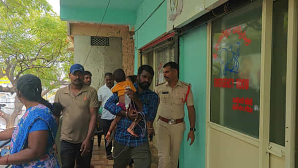 Andhra: వామ్మో... క్షణాల్లో ఘోరం జరిగేది... సమయానికి ఎస్ఐ చూడబట్టి సరిపోయింది