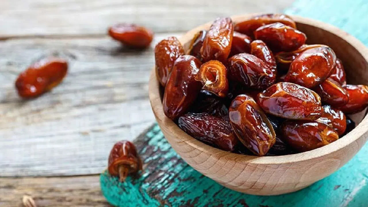 సాధారణంగా ఉదయం తీసుకునే టీ లేదా కాఫీ ఇచ్చే శక్తి తాత్కాలికమే. కొంతకాలం తర్వాత శక్తి తగ్గిపోయి నిస్సత్తువ ఆవరిస్తుంది. కానీ మీరు రెండు ఖర్జూరాలు తింటే, అవి మీకు రోజంతా నిలకడగా ఉండే శక్తిని అందిస్తాయి. క్రిటికల్ రివ్యూస్ ఇన్ ఫుడ్ సైన్స్ అండ్ న్యూట్రిషన్ నివేదిక ప్రకారం.. ఖర్జూరాలలో మూడు రకాల సహజ చక్కెరలు ఉన్నాయి. గ్లూకోజ్, ఫ్రక్టోజ్, సుక్రోజ్. వీటిని శరీరం సమర్థవంతంగా వినియోగించుకుని శక్తిగా మారుస్తుంది.