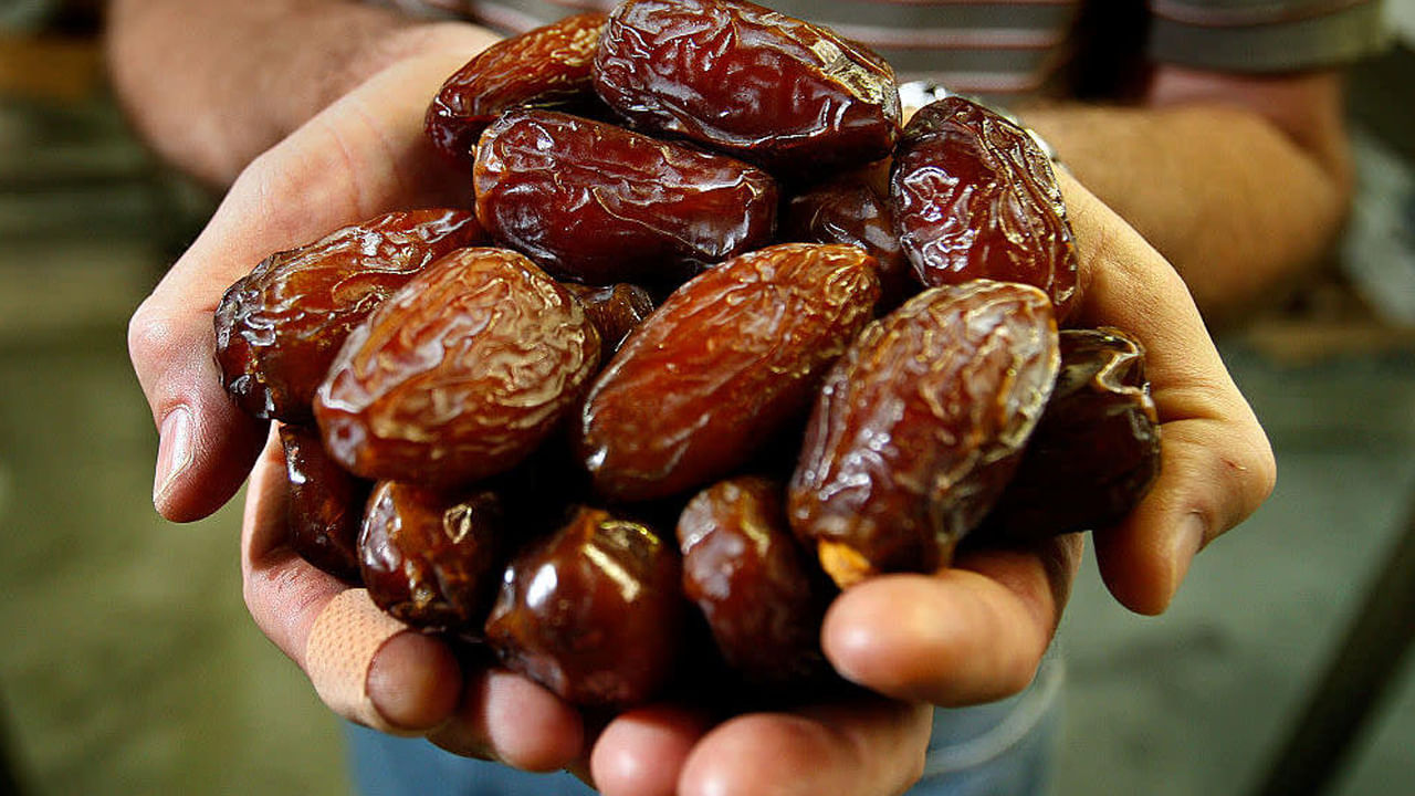 ఖర్జూరం రుచికి తీపిగా ఉండటమేకాకుండా ఇందులో పోషకాలు కూడా దండిగా ఉంటాయి. ఇందులో అనేక పోషక లక్షణాలు ఉన్నాయి. పిల్లలు, పెద్దలు అనే తేడా లేకుండా అన్ని వయసుల వారికి ఖర్జూరం మేలు చేస్తుంది. అయితే ఇందులో ఇతర పండ్ల కంటే ఎక్కువ కేలరీలు ఉంటాయి. అందుకే రోజూ రెండు ఖర్జూరాలు తినడం వల్ల కడుపు శుభ్రపడుతుంది. మలబద్ధకం నుంచి ఉపశమనం లభిస్తుంది. ఖర్జూరాలలో ఫైబర్ అధికంగా ఉంటుంది. అవి పేగుల నుంచి విషపూరిత అంశాలను తొలగించడంలో సహాయపడతాయి. ఇది నిర్విషీకరణకు సహాయపడుతుంది.