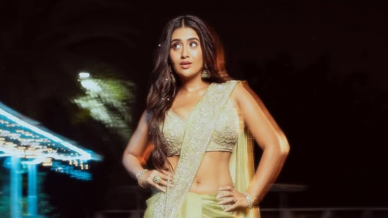 5 జనవరి 1999న మహారాష్ట్ర రాజధాని ముంబైలో ఓ పంజాబ్ సిక్కు కుటుంబంలో జన్మించింది అందాల తార రాశి సింగ్. సౌత్ సినిమాల్లో ఎక్కువగా నటించింది ఈ వయ్యారి. ముఖ్యంగా తెలుగు, తమిళం చిత్రాల్లో కథానాయికగా కనిపించింది.