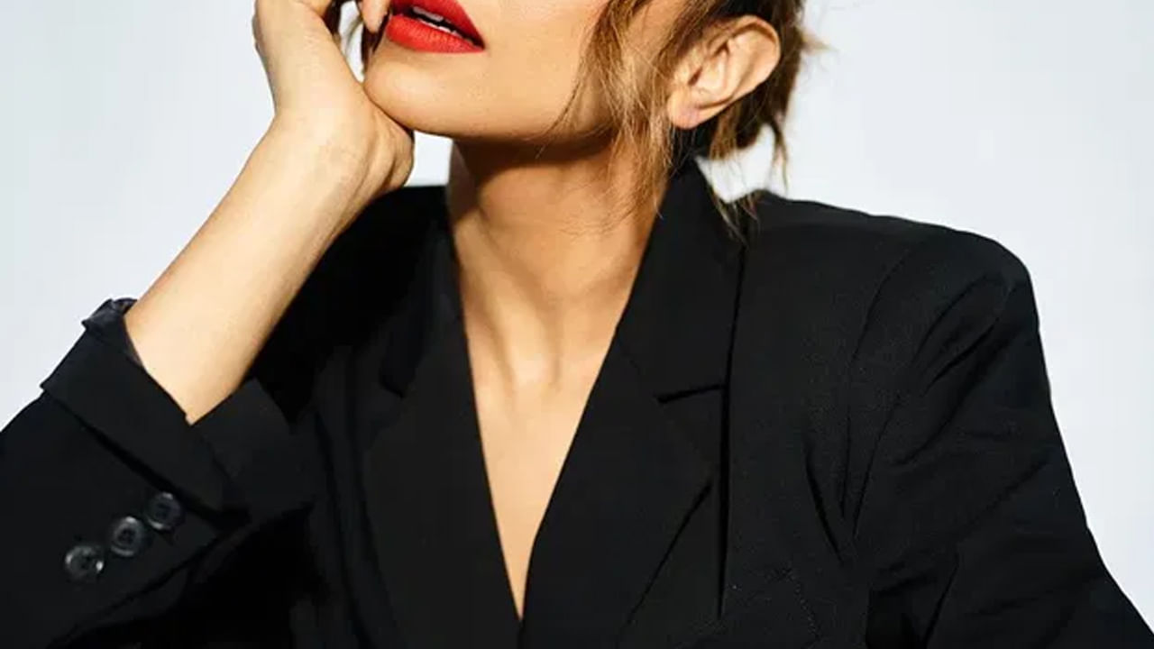 ఇండస్ట్రీలోకి అడుగు పెట్టక ముందు ఎన్నో కష్టాలను చూసింది. వాటన్నింటిని అధిగమించి వచ్చిన వచ్చిన అవకాశాలను సద్వినియోగం చేసుకుంటూ ఇప్పుడు స్టార్ గా మారింది. ఒకప్పుడు రూ. 2000కి పని చేసింది. కట్ చేస్తే ఇప్పుడు వందల కోట్లకు మహారాణి ఇంతకూ ఆమె ఎవరో తెలుసా.?