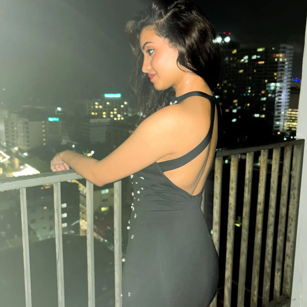 ఈ సినిమాకు మంచి రెస్పాన్స్ వచ్చినప్పటికీ ఆశించిన స్థాయిలో అవకాశాలు రాలేదు. దీంతో సినీరంగంలో సైలెంట్ అయ్యింది. కానీ సోషల్ మీడియాలో మాత్రం ఫుల్ యాక్టివ్ గా ఉంటుంది. నిత్యం ఏదోక పోస్ట్ చేస్తూ నెటిజన్లను ఆకట్టుకుంటుంది.