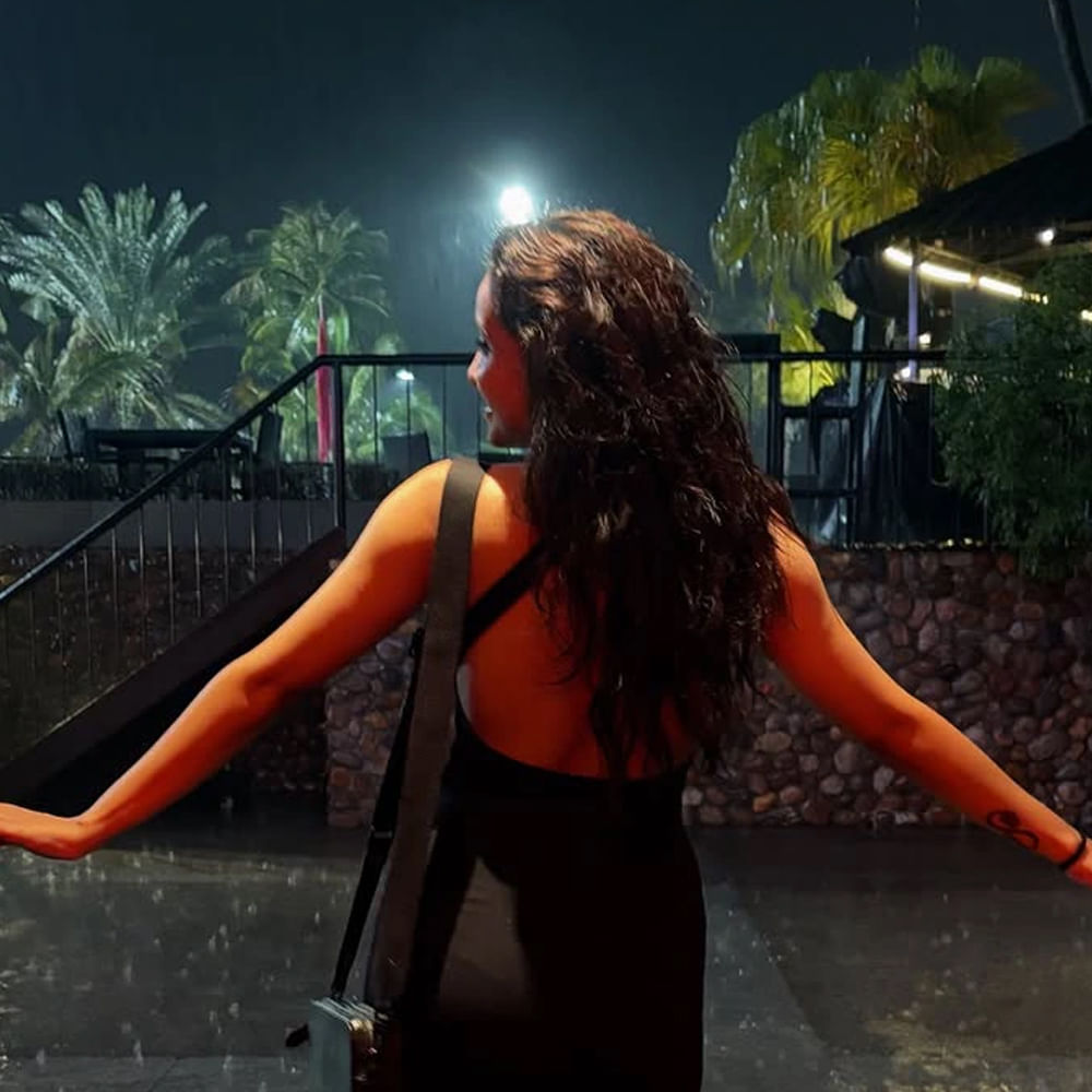 ఈషోతో గుర్తింపు తెచ్చుకున్న ఈ అమ్మడు.. తర్వాత కథానాయికగా సినీరంగంలోకి అడుగుపెట్టింది. ఆమె మరెవరో కాదండి.. హీరోయిన్ దీపికా పిల్లి. స్టార్ యాంకర్ ప్రదీప్ మాచి రాజుతో కలిసి అక్కడ అమ్మాయి- ఇక్కడ అమ్మాయి సినిమాలో నటిస్తుంది.