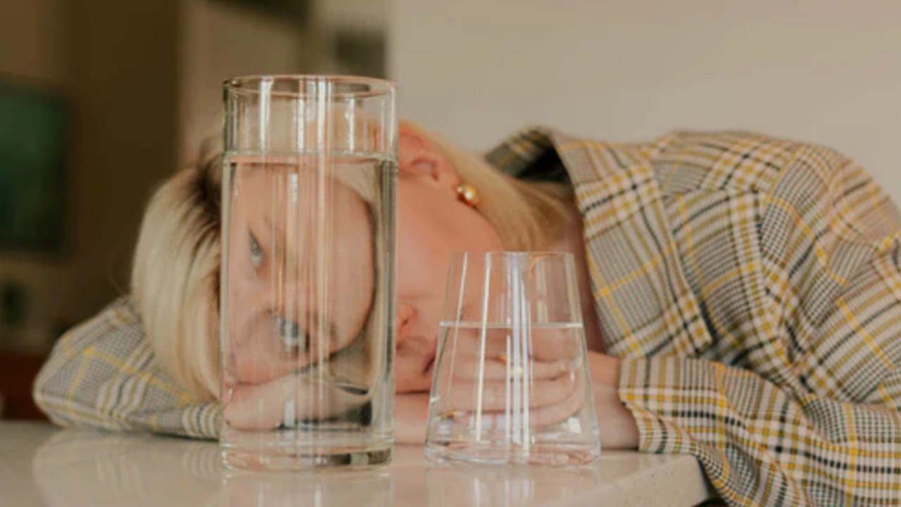 ఒత్తిడి, ఆందోళన : నీరు ఆరోగ్యానికి చాలా మేలు చేస్తుంది. అయితే అవసరం అయినదానికంటే తక్కువ నీరు తాగడం వలన ఇది చాలా సమస్యలను తీసుకొస్తుంది. ముఖ్యంగా డీ హైడ్రేషన్ అనేది మెదడుపై దాని ప్రభావం చూపుతుంది. దీని వలన తల నొప్పి, చిరాకు, ఒత్తిడి, ఆందోళన వంటి సమస్యలు ఎక్కువ అవుతాయంట.