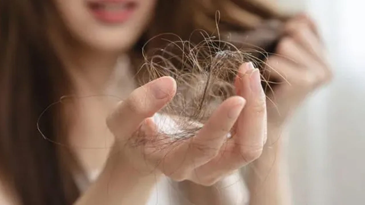 జుట్టు రాలడం : డీ హైడ్రేషన్ వలన జుట్టు చాలా విపరీతంగా రాలిపోతుంది. శరీరానికి సరిపడ నీరు తాగకపోతే అది జుట్టు పై ప్రత్యేక ప్రభావం చూపెట్టడమే కాకుండా, దీని వలన జుట్టు ఎక్కువగా రాలడం, జుట్టు, చర్మం పొడిగా మారడం వంటి సమస్యలు తలెత్తుతాయంట. 