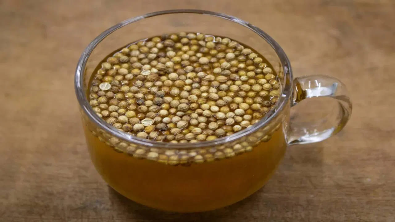 ధనియాల నీరు తాగడం వల్ల ఆరోగ్య సమస్యలు తొలగిపోతాయి. జీర్ణ సమస్యలు ఉన్నవారికి ధనియాలు మంచి ఔషధంగా పని చేస్తాయి. ఈ నీటిని క్రమం తప్పకుండా తాగడం వల్ల కడుపు సంబంధిత సమస్యలన్నీ తొలగిపోతాయి. 