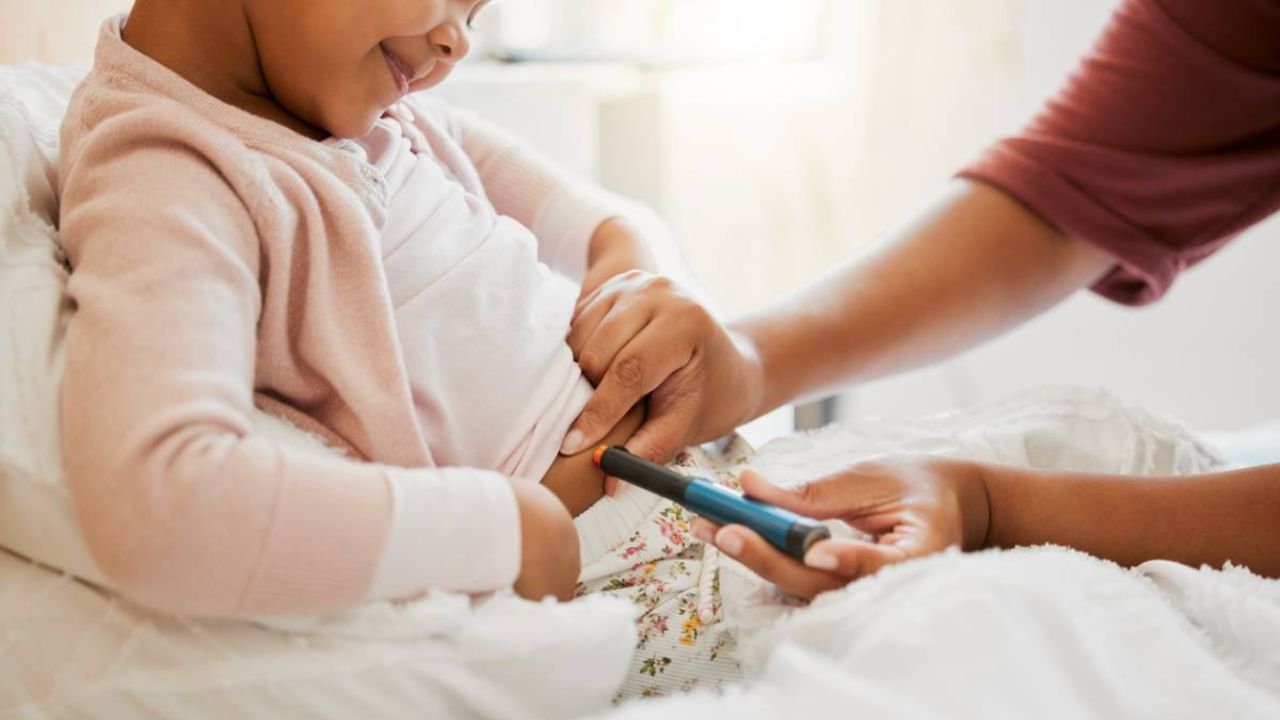 Diabetes: పిల్లల నుంచి పెద్దల వరకు ఎవ్వరినీ వదిలిపెట్టనంటున్న షుగర్.. ఈ టిప్స్ ఫాలో అయితే తప్పించుకునే చాన్స్..!