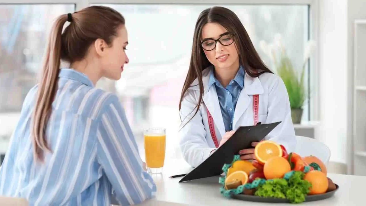 గుండె ఆరోగ్యాన్ని కాపాడుకోవడంపై ఎలాంటి ఆహారం తీసుకోవాలి అనే సలహా కోసం ఆరోగ్య సంరక్షణ నిపుణుడిని లేదా రిజిస్టర్డ్ డైటీషియన్‌ను సంప్రదించడం గుర్తుంచుకోండి. వీరు మీ శరీరాన్ని బట్టి ఎలాంటి ఆహారం తీసుకోవడం వల్ల ఆరోగ్యంగా ఉంటారో చెబుతారు. గుండె ఆరోగ్యంగా ఉండాలంటే మాత్రం డైటీషియన్‌ సలహా కచ్చితం తీసుకోవాలి. 