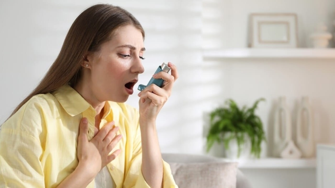 శ్వాస తీసుకోవడంలో ఇబ్బంది: మూత్రపిండాల వైఫల్యం కొన్నిసార్లు నొప్పిని కలిగిస్తుంది. ఈ నొప్పి రాత్రిపూట ఎక్కువగా కనిపిస్తుంది. ఈ నొప్పి కారణంగా ప్రజలు రాత్రిపూట శ్వాస తీసుకోవడంలో ఇబ్బంది పడవచ్చు. ఇది కూడా మూత్రపిండాల వైఫల్యానికి ఒక లక్షణం.( NOTE: పైన పేర్కొన్న అంశాలు ఇంటర్నెట్, నివేదికల ఆధారంగా అందించబడినవి..కాబట్టి వీటిపై మీకు ఏవైనా సందేహాలు ఉంటే వైద్యులను సంప్రదించండి.