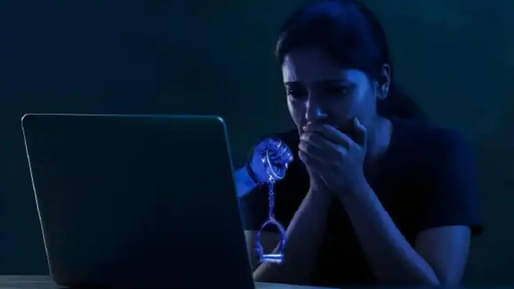 అయ్యో పాపం.. సీబీఐ అధికారులమని మహిళకు ఫోన్.. నెల రోజుల పాటు ఇంట్లోనే ఉంచి..