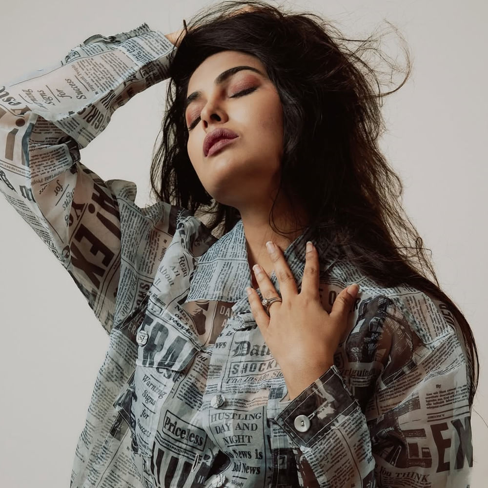 మొదట్లో సినిమాల్లో చిన్న చిన్న పాత్రలు పోషించిన ఆమె.. ఆ తర్వాత బిగ్ బాస్ రియాల్టీ షో ద్వారా మరింత పాపులర్ అయ్యింది. దీంతో తెలుగు రాష్ట్రాల్లో ఈ బ్యూటీకి మంచి గుర్తింపు వచ్చింది. ఆ బ్యూటీ మరెవరో కాదండి బిగ్ బాస్ ఫేమ్ దివి వైద్య.