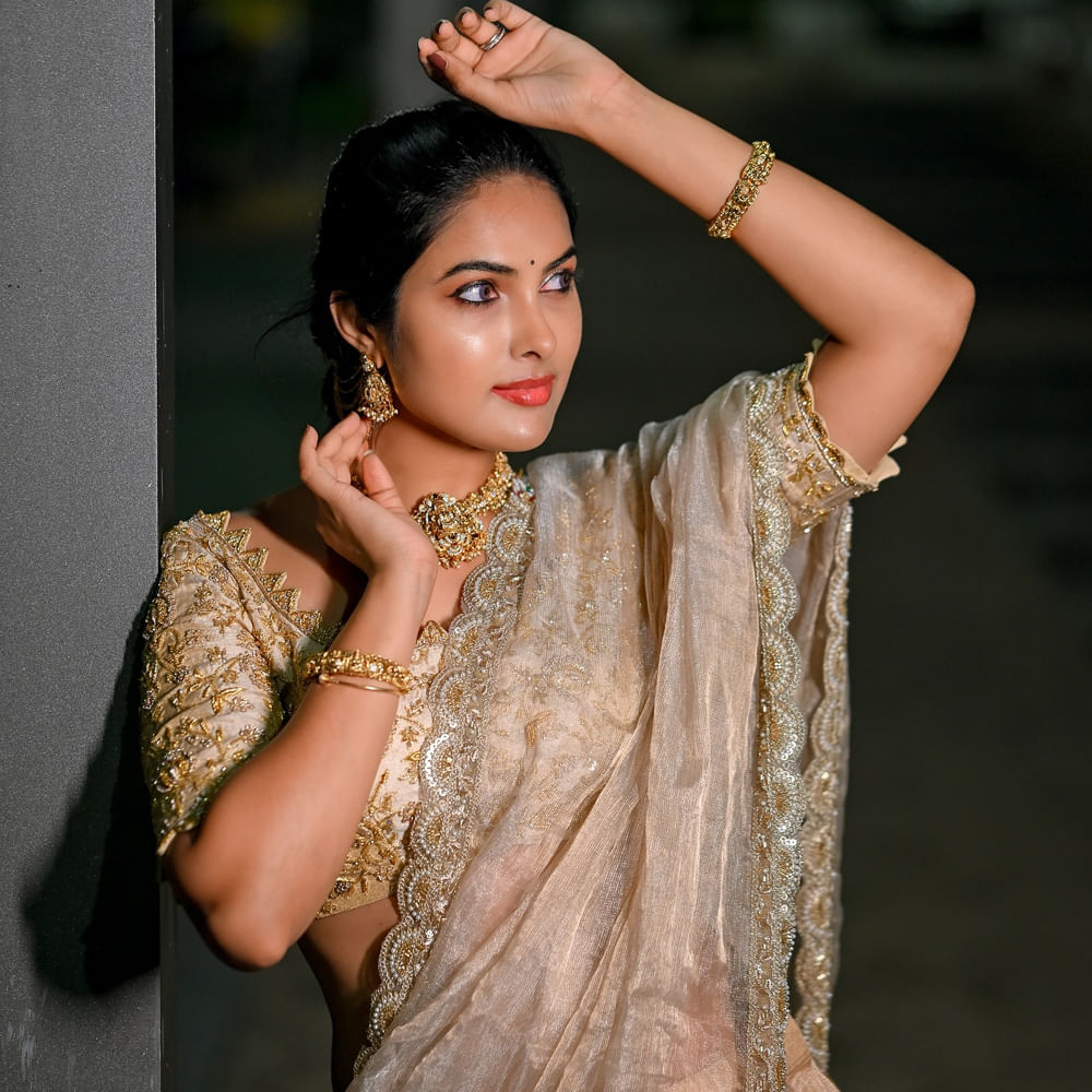 బిగ్ బాస్ షో తర్వాత గాడ్ ఫాదర్, లంబసింగి వంటి చిత్రాల్లో నటించింది. అందం, అభినయంతో కట్టిపడేసినప్పటికీ దివికి అంతగా అవకాశాలు రాలేదు. దీంతో సోషల్ మీడియాలో యాక్టివ్ గా ఉంటూ నిత్యం కొత్త కొత్త గ్లామర్ ఫోటోలతో కవ్విస్తుంది.