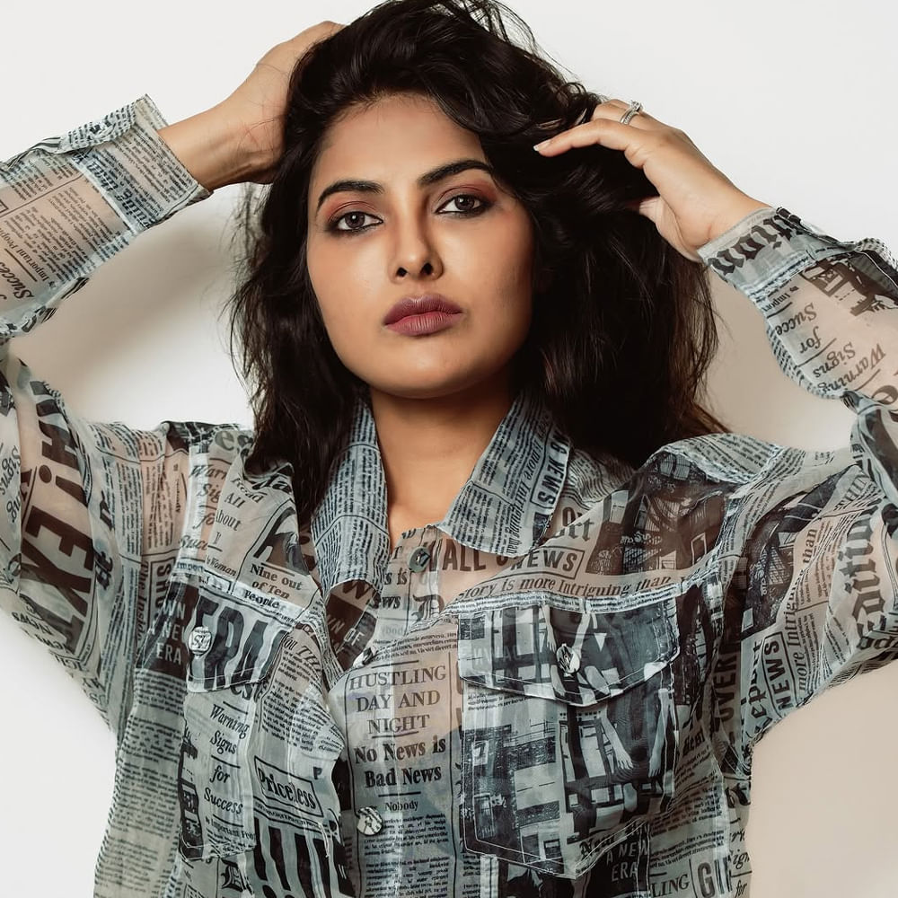 తాజాగా ఈ అమ్మడు షేర్ చేసిన ఫోటోస్ తెగ వైరల్ అవుతున్నాయి. న్యూస్ పేపర్ చొక్కా ధరించి గ్లామర్ ఫోజులు ఇచ్చింది. ఇప్పుడు ఈ క్రేజీ పిక్స్ నెటిజన్స్ దృష్టిని ఆకర్షిస్తున్నాయి. అటు ట్రిడిషనల్.. ఇటు గ్లామర్ ఫోటోలతో నిత్యం నెట్టింట రచ్చ చేస్తుంది.