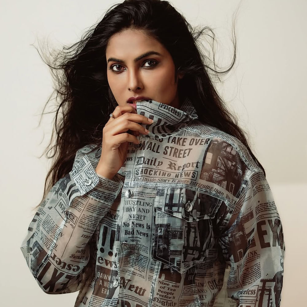 ప్రస్తుతం సినిమాల్లో సరైన బ్రేక్ కోసం వెయిట్ చేస్తున్న దివి.. ఇటు సోషల్ మీడియాలో అందాల సెన్సేషన్ అవుతుంది. మహేష్ బాబు నటించిన మహర్షి సినిమా చిన్న పాత్ర పోషించిన దివి.. ఇప్పుడు సినిమాలు, వెబ్ సిరీస్ చేస్తూ బిజీగా ఉంటుంది.