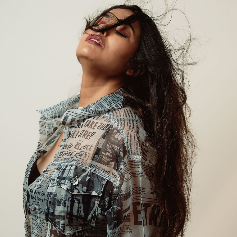 పైన ఫోటోలో కనిపిస్తున్న బ్యూటీని గుర్తుపట్టారా.. ? న్యూస్ పేపర్ షర్టులో గ్లామర్ ఫోజులతో మత్తెక్కిస్తోన్న ఆ వయ్యారి తెలుగు సినీప్రియులకు సుపరిచితమే. నటనపై ఆసక్తితో మోడల్ గా కెరీర్ స్టార్ట్ చేసి పలు యాడ్స్ చేసింది. 