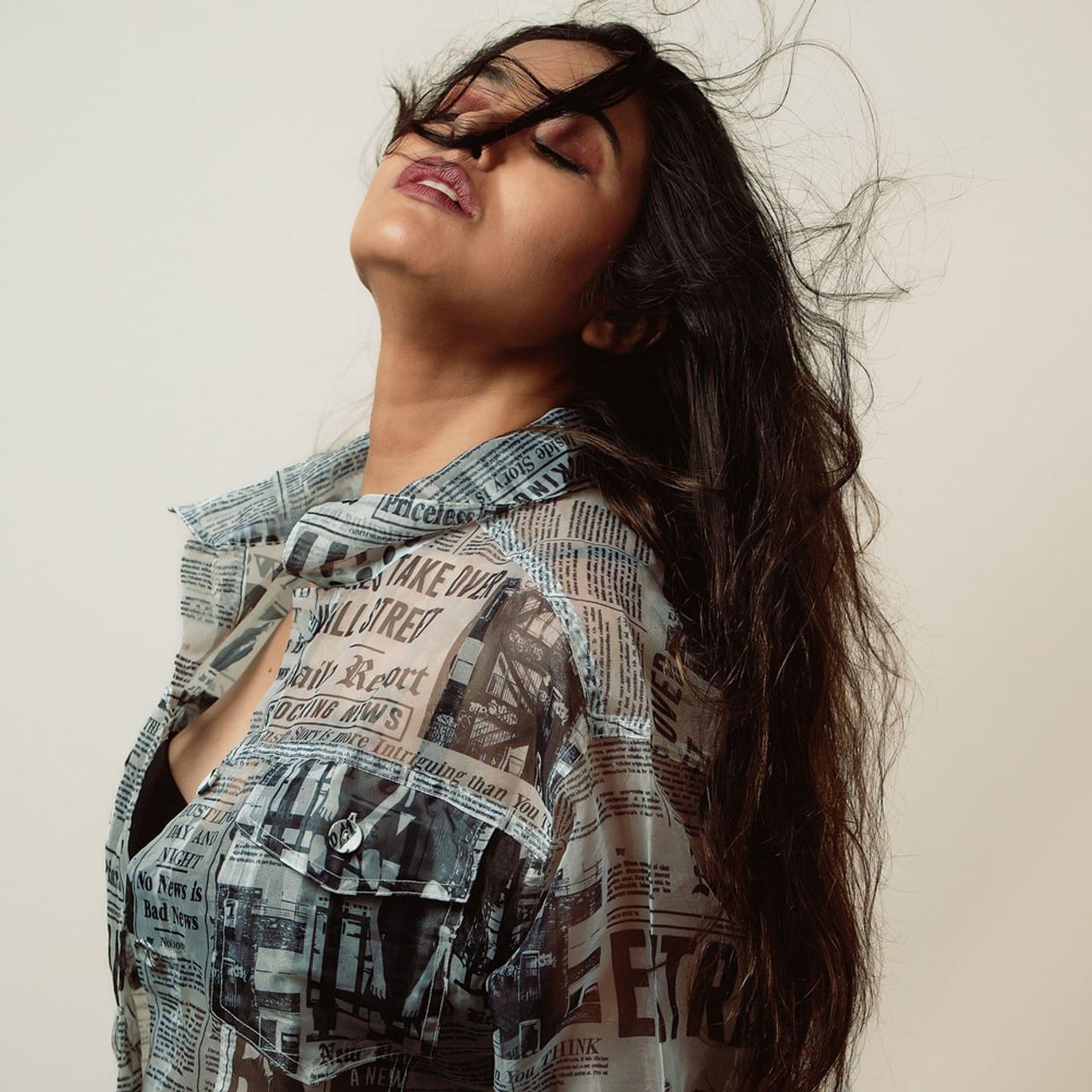 పైన ఫోటోలో కనిపిస్తున్న బ్యూటీని గుర్తుపట్టారా.. ? న్యూస్ పేపర్ షర్టులో గ్లామర్ ఫోజులతో మత్తెక్కిస్తోన్న ఆ వయ్యారి తెలుగు సినీప్రియులకు సుపరిచితమే. నటనపై ఆసక్తితో మోడల్ గా కెరీర్ స్టార్ట్ చేసి పలు యాడ్స్ చేసింది.