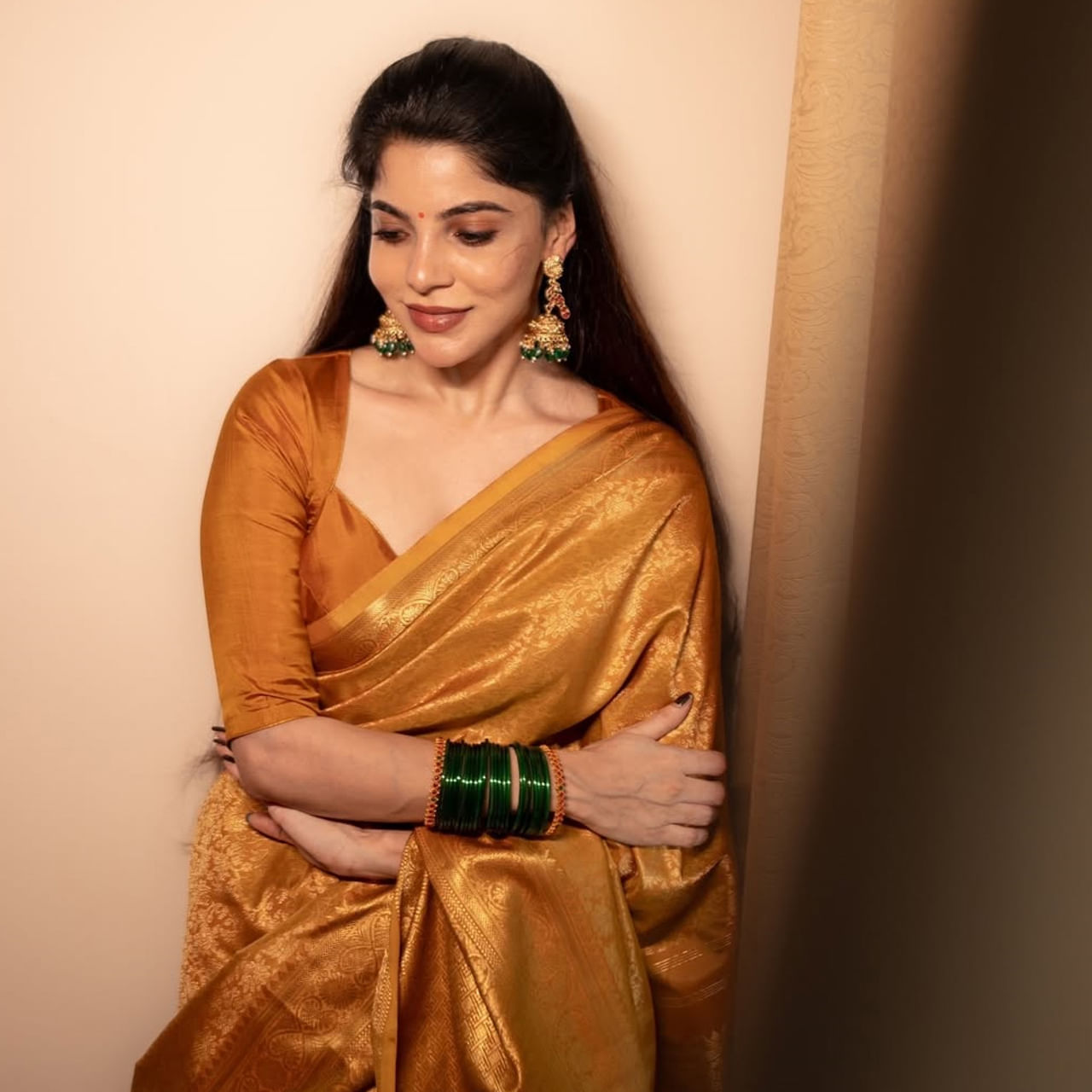 తమిళ చిత్రపరిశ్రమలో అత్యధిక ఫాలోయింగ్ ఉన్న హీరోయిన్లలో దివ్య భారతి ఒకరు. జీవీ ప్రకాష్ హీరోగా నటించిన బ్యాచిలర్ సినిమాతో కథానాయికగా తెరంగేట్రం చేసింది ఈ ముద్దుగుమ్మ. ఫస్ట్ సినిమాతో అందం, అభినయంతో ఒక్కసారిగా సెన్సేషన్ అయ్యింది ఈ వయ్యారి. 