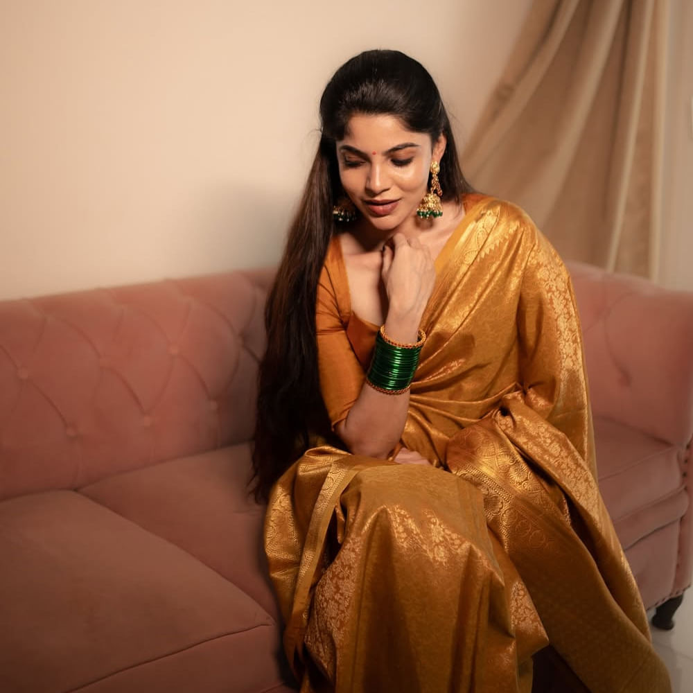 ప్రస్తుతం పోస్ట్ ప్రొడక్షన్ పనులు జరుపుకుంటున్న ఈ సినిమా త్వరలోనే అడియన్స్ ముందుకు రానుంది. మరోవైపు సోషల్ మీడియాలో ఏదోక పోస్ట్ చేస్తూ సందడి చేస్తుంది దివ్య భారతి. తాజాగా ఈ అమ్మడు షేర్ చేసిన బంగారు రంగు చీరలో ఫోటోషూట్స్ అందరిని మెస్మరైజ్ చేస్తున్నాయి.