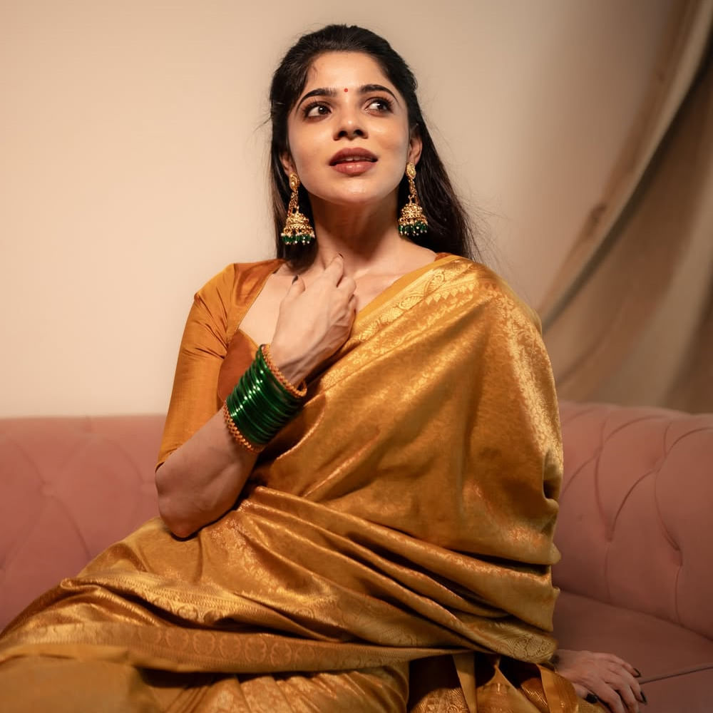 బంగారు రంగు చీరకట్టులో ట్రెడిషనల్ లుక్ తో మరింత అందంగా ముస్తాబయ్యింది దివ్య భారతి. ప్రస్తుతం ఈ అమ్మడు షేర్ చేసిన ఫోటోస్ వైరల్ గా మారాయి. ఇటు ట్రెడిషనల్.. అటు గ్లామర్ ఫోటోషూట్లతో నెట్టింట నానా రచ్చ చేస్తుంది ఈ వయ్యారి. 