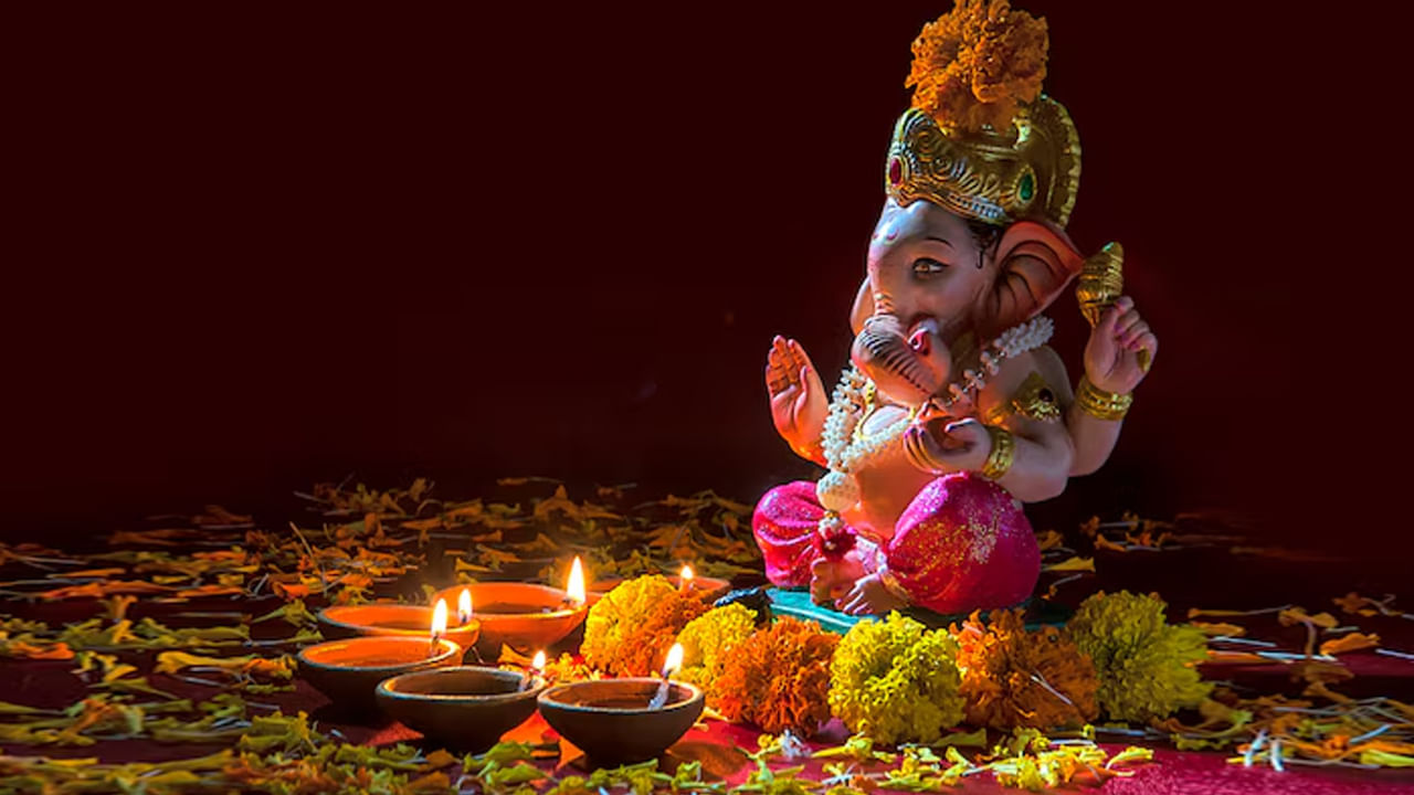 సులభమైన నివారణ: ఈ విశ్వమంతా భగవంతుని ఆధీనంలో పనిచేస్తుంది కాబట్టి, మీకు ఎలాంటి కల వచ్చినా, మీ మనస్సులో అనవసరమైన భయం ఉంటే, సమీపంలోని గణేశ ఆలయానికి వెళ్లి నెయ్యి దీపం వెలిగించి పూజ చేయడం ఉత్తమం. మీరు భగవంతునికి శరణాగతి చేస్తే, మీరు ఏదైనా సమస్య నుండి మరియు మానసిక వేదన నుండి బయటపడవచ్చు.