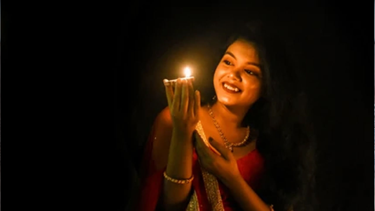  లైట్లు వేయకపోవడం: మీ ఇంటిని ప్రకాశవంతంగా ఉంచడానికి మీరు ఎంత పెద్ద విద్యుత్ బల్బును ఉపయోగించినా, లక్ష్మీ దేవిని ఆకర్షించడానికి వారానికి రెండుసార్లు (శుక్రవారాలు, మంగళవారాలు మొదలైనవి) దీపం వెలిగించి పూజ చేయడం ముఖ్యం. ఇంట్లో స్థిరపడిన దుష్టశక్తులను పారద్రోలి సంతోషకరమైన జీవితాన్ని గడపడానికి ఈ ఆచారం అవసరమని నిపుణులు అంటున్నారు. వీలైతే రోజుకు ఒకసారి ఇంట్లో దీపం వెలిగించడం మంచిదని నిపుణులు అంటున్నారు!