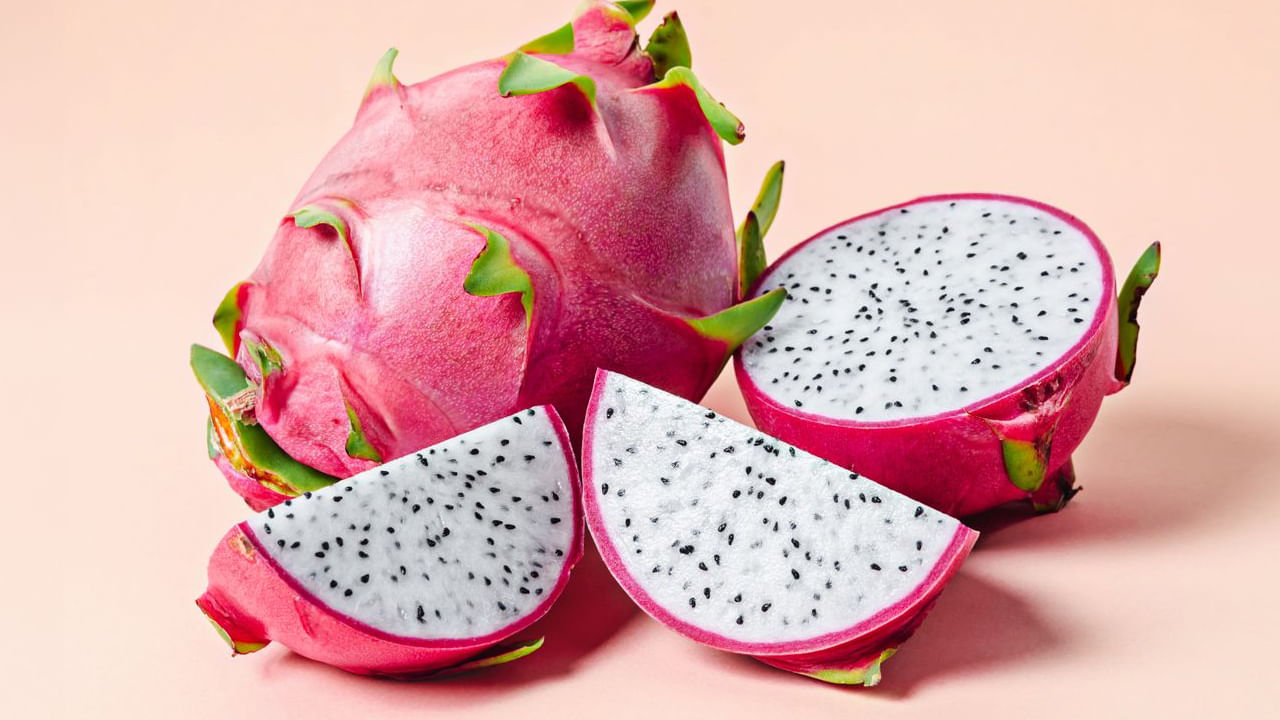 డ్రాగన్ ఫ్రూట్‌లోని విటమిన్ సి, ఇతర యాంటీఆక్సిడెంట్లు రోగనిరోధక పనితీరును సమర్ధించడంలో సహాయపడతాయి. జలుబు వంటి అనారోగ్యాల ప్రమాదాన్ని తగ్గిస్తాయి. దీనిలోని యాంటీఆక్సిడెంట్లు, విటమిన్లు చర్మాన్ని దెబ్బతినకుండా కాపాడటానికి, వృద్ధాప్యాన్ని దూరం చేసి ఆరోగ్యకరమైన చర్మనన్ని  ప్రోత్సహించడంలో సహాయపడతాయి.