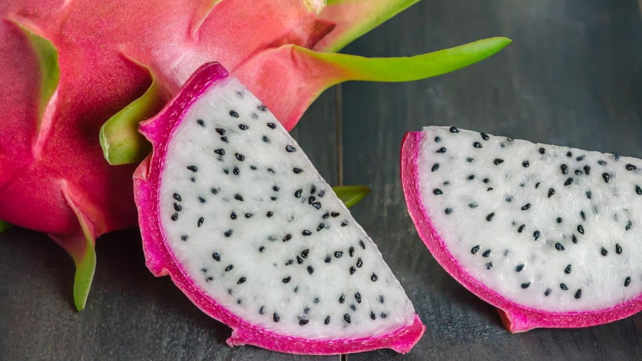 డ్రాగన్ ఫ్రూట్‌లో విటమిన్ సి, ఫ్లేవనాయిడ్లు, ఫినోలిక్ ఆమ్లాలు వంటి యాంటీఆక్సిడెంట్లు ఉంటాయి. ఇవి ఆక్సీకరణ ఒత్తిడి కణాల నష్టం నుండి రక్షించడంలో సహాయపడతాయి. దీంతో మీ ఆరోగ్యంగా ఉండటంలో ఎంతగానే ఉపయోగ పడుతుంది. ఇది రోజు తినడం మంచిది. 