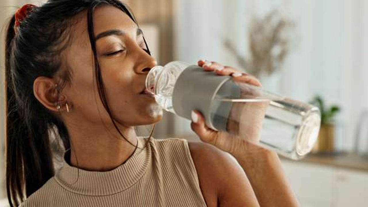 రోజంతా తగినంత నీరు తాగడానికి ప్రయత్నించండి. దీనితో పాటు, ఉదయాన్నే ఒక పెద్ద గ్లాసు నీరు తాగాలి. మంచి ఆహారం కూడా తలనొప్పిని దూరం చేస్తుంది. అన్ని ప్రయత్నాలు చేసినప్పటికీ మీకు ఉపశమనం కలగకపోతే, ముఖ్యంగా జీవనశైలిలో మార్పులు చేసిన తర్వాత అప్పుడు వైద్యుడిని సంప్రదించండి.