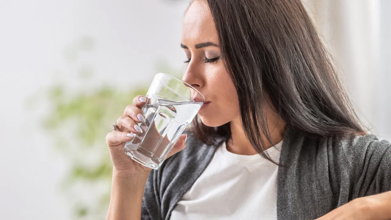 ఇంకా ‘‘కెఫిన్ డీహైడ్రేషన్‌కు కారణమవుతుంది’’, ‘‘ దాహం ఎల్లప్పుడూ హైడ్రేషన్ స్థితికి మంచి సూచిక’’ అనే అపోహలు కూడా ఉన్నాయి. సాధారణ నమ్మకానికి విరుద్ధంగా, కాఫీ, టీ వంటి కెఫిన్ కలిగిన పానీయాలను మితంగా తీసుకోవడం వల్ల మీరు హైడ్రేటెడ్‌గా ఉండటానికి సహాయపడుతుంది. ఎందుకంటే వాటి మూత్రవిసర్జన ప్రభావం చాలా తేలికపాటిది. దాహం విషయానికి వస్తే.. డీహైడ్రేషన్ కొంచెం మొదలైన తర్వాతే దాహం వస్తుంది. ముఖ్యంగా వృద్ధులకు తరచుగా దాహం తగ్గుతుంది. అందువల్ల దాహంతో సంబంధం లేకుండా క్రమం తప్పకుండా నీరు తీసుకోవడం సిఫార్సు మంచిది. 