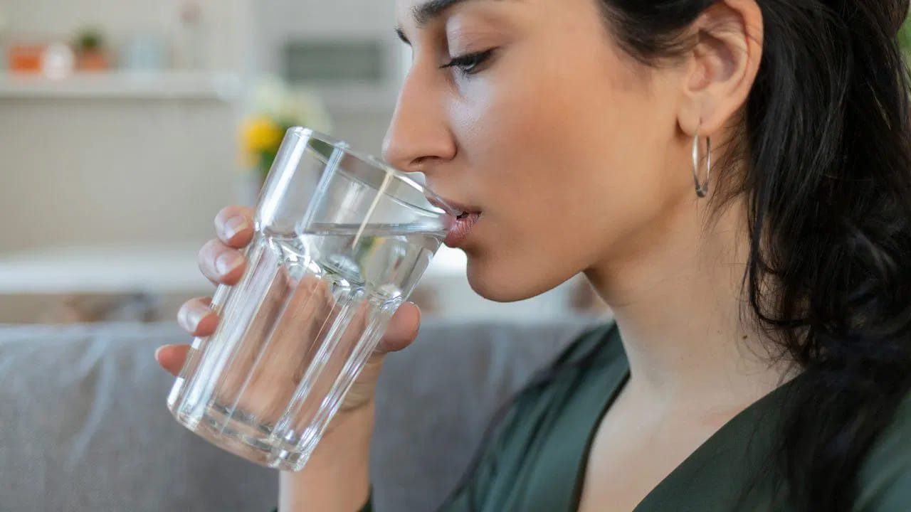 మరో ప్రసిద్ధ అపోహ ఏమిటంటే ‘‘మీరు రోజుకు కచ్చితంగా 8 గ్లాసుల నీరు త్రాగాలి’’ అనే దానికి బలమైన శాస్త్రీయ ఆధారం లేదు. ప్రతి ఒక్కరికీ 8 గ్లాసుల నీరు అవసరం లేదు, అవసరమైన నీటి పరిమాణం వయస్సు, బరువు, వాతావరణం, కార్యాచరణ స్థాయి వంటి వివిధ అంశాలను బట్టి మారుతుంది. చాలా మంది ప్రజలు రోజంతా ఆహారం, ఇతర పానీయాల నుండి తగినంత హైడ్రేషన్ పొందుతారు. ఇది 1945 నాటి పాత సిఫార్సు వల్ల ఉద్భవించి ఉండొచ్చు, కానీ నేటి జీవనశైలికి ఇది కచ్చితమైన నియమం కాదు.