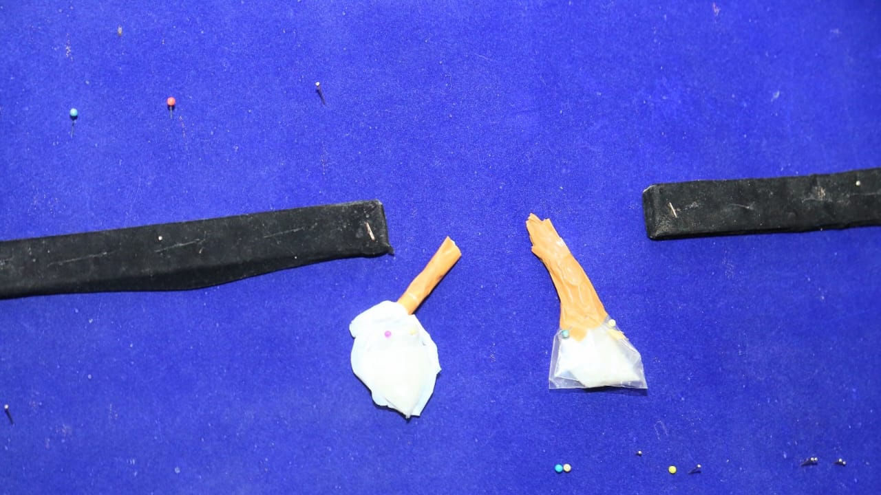 పాడుబడ్డ కాంప్లెక్స్‌లో అనుమానాస్పదంగా కనిపించిన ఆరుగురు యువకులు.. ఏంటా అని ఆరా తీయగా..