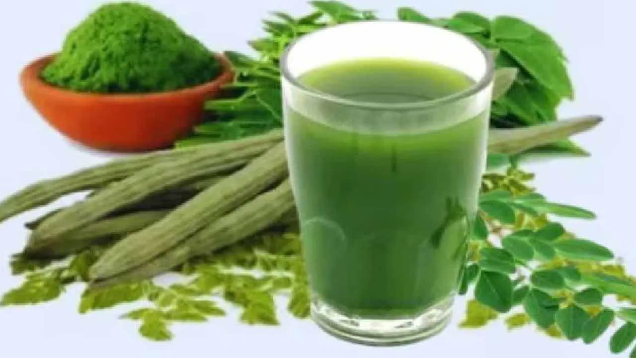 చర్మం - జుట్టు ఆరోగ్యం: 
చర్మం: విటమిన్ సి సమృద్ధిగా ఉండటం వల్ల మునగ ఆకు నీరు చర్మ ఆరోగ్యాన్ని మెరుగుపరుస్తుంది, కాంతినిస్తుంది.
జుట్టు: విటమిన్లు,  ప్రోటీన్లతో నిండిన మునగ ఆకు నీరు జుట్టు మూలాలను బలోపేతం చేసి, జుట్టు ఆరోగ్యానికి తోడ్పడుతుంది.