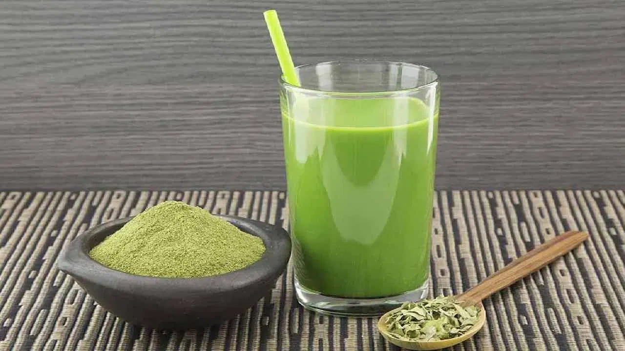 కీళ్ల నొప్పుల నివారణ: మునగలో యాంటీ ఇన్ఫ్లమేటరీ లక్షణాలు పుష్కలంగా ఉన్నాయి. మునగ ఆకు నీటిని క్రమం తప్పకుండా తీసుకోవడం వల్ల కీళ్ల నొప్పులు, వాపులు రాకుండా నివారించవచ్చు.మునగ ఆకులలో ఎముకల ఆరోగ్యానికి అత్యంత కీలకమైన కాల్షియం, ఫాస్ఫరస్ సమృద్ధిగా ఉంటాయి. ఇవి ఎముకలను దృఢంగా ఉంచడంలో తోడ్పడతాయి.